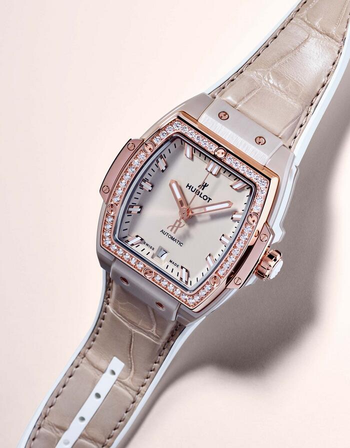 Perfect replica watches keep trendy with king gold and diamonds.